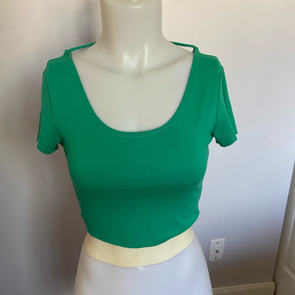 Green crop top with gold chain 💚 - Picture 2 of 3